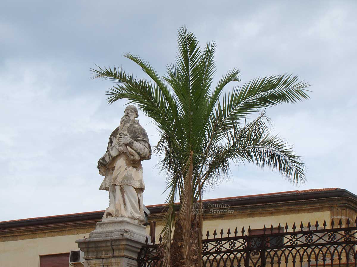 Чефалу (Cefalu) памятник около пальмы