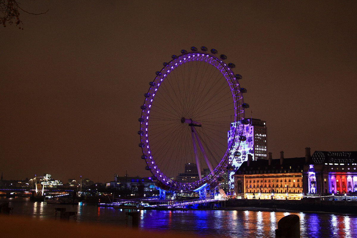 One of the london s. Лондон колесо обозрения глаз Лондона. Лондонский глаз London Eye. Лондон айс колесо обозрения. Достопримечательности Лондона колесо обозрения.