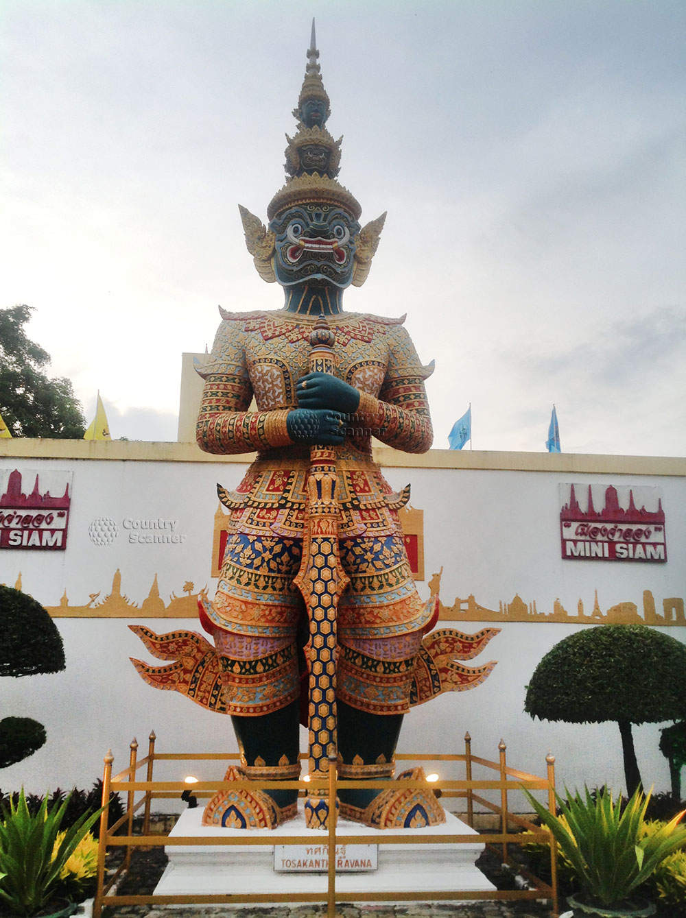 Статуя около парка Мини-Сиам