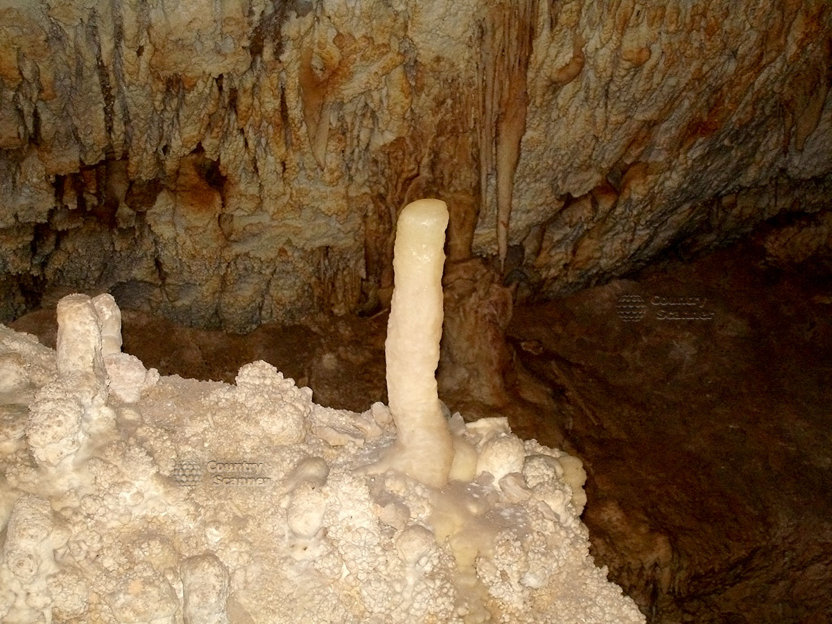 Мраморная пещера. Белые кристалы