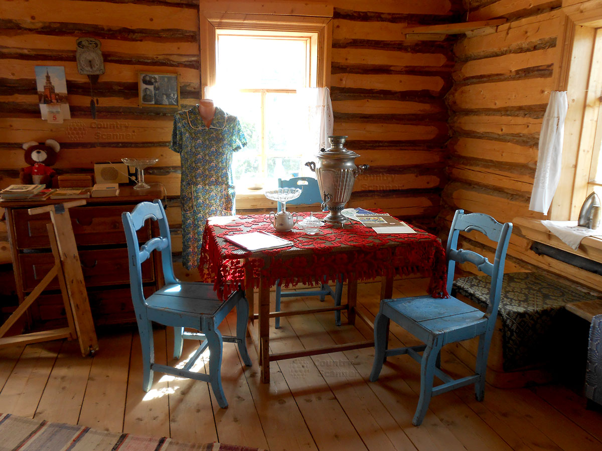 Стулья и стол с самоваром в доме музея Хохловка.