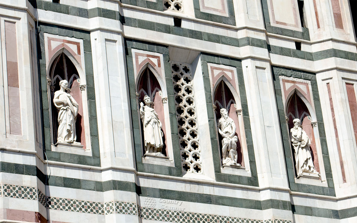 Стена собора Санта Мария дель Фьоре с арочными окнами, статуями и барельефами.