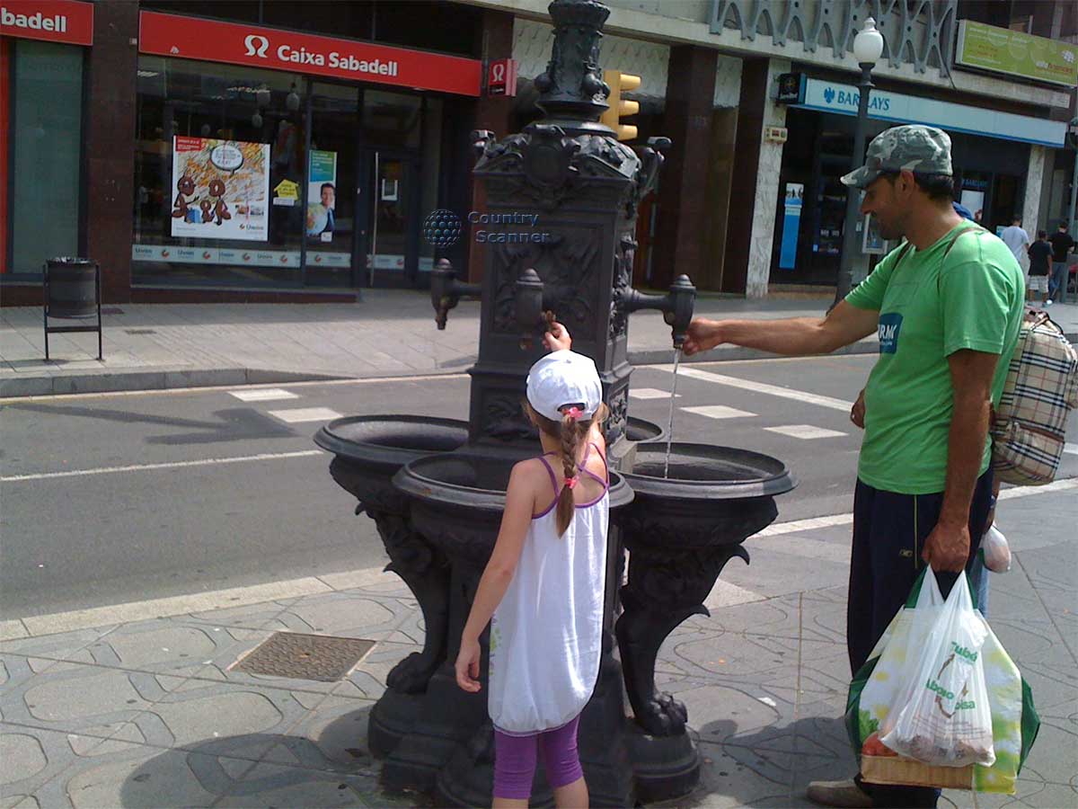 Фонтан с питьевой водою на улице Таррагоны