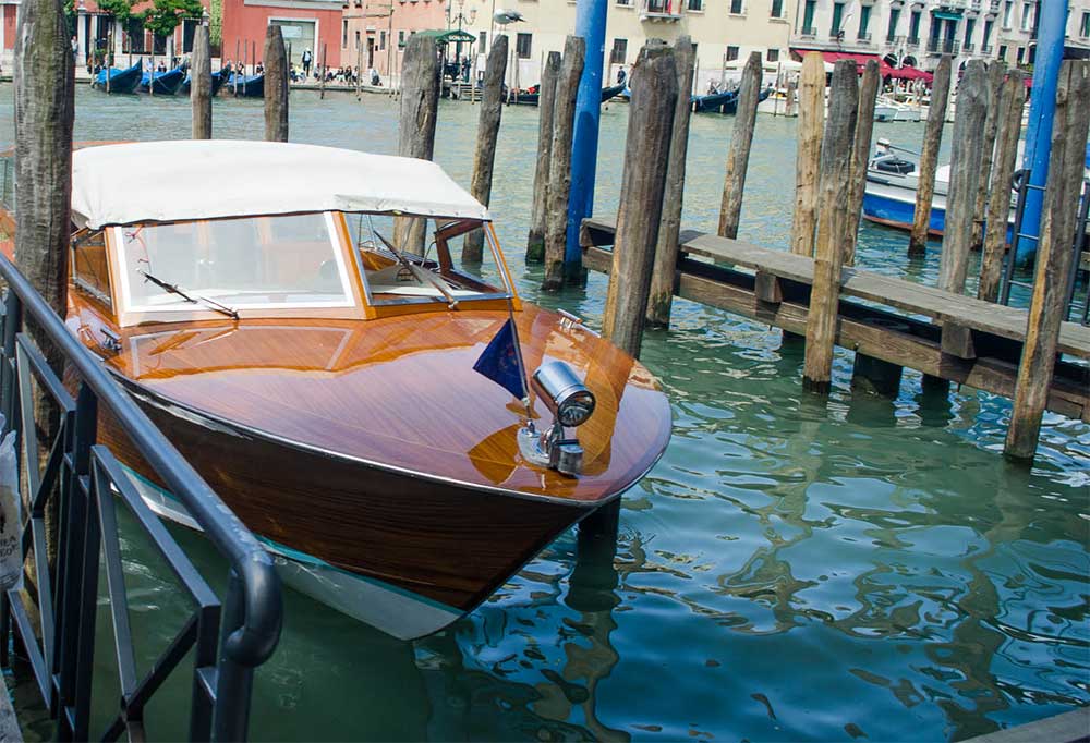 Моторная лодка у пристани в Венеции