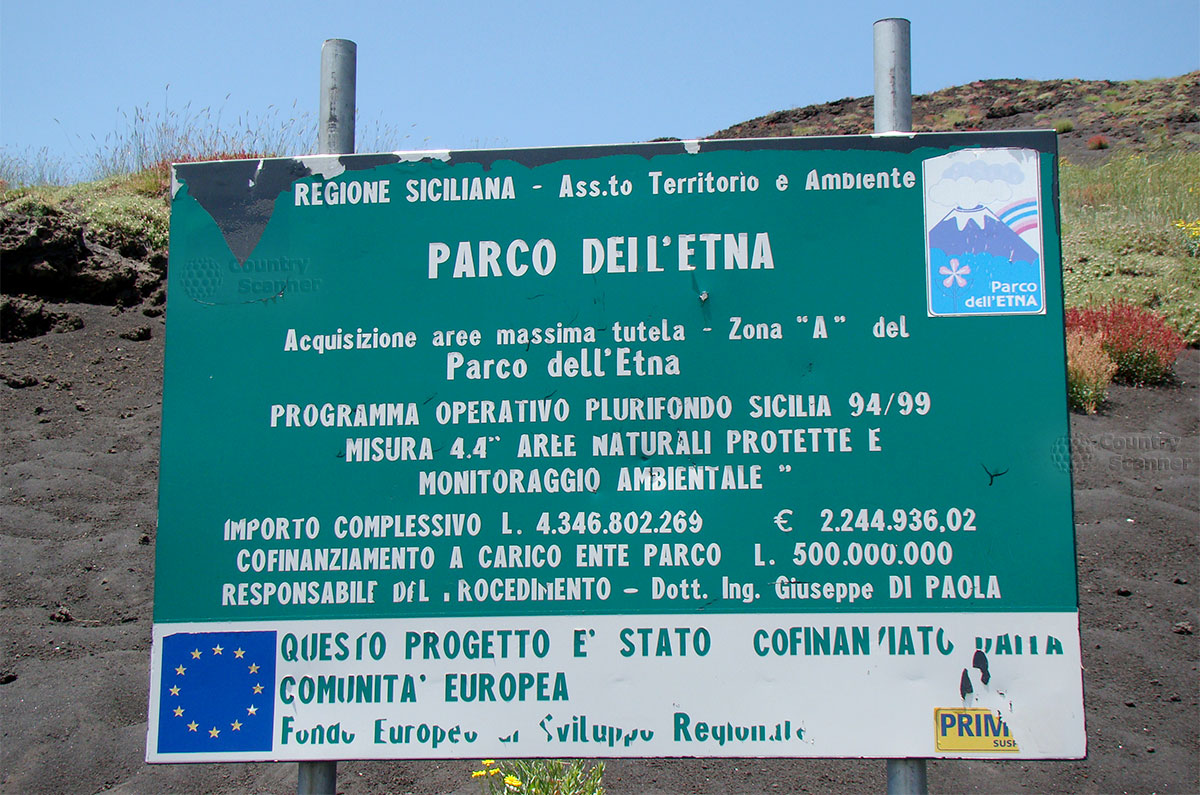 Информационная табличка по пути к вершине вулкана Этна